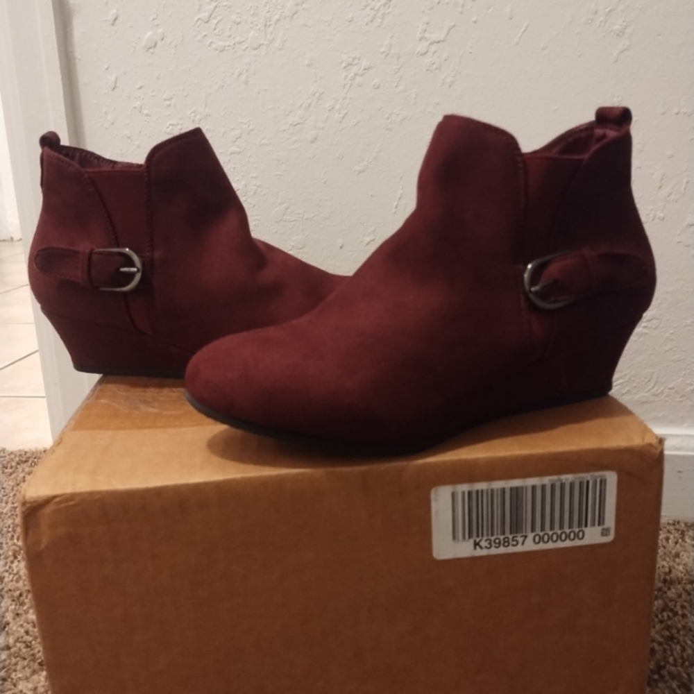 Booties marbella wedge boots size 7.5women color Burgundy.